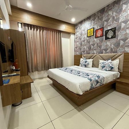 Hotelsuncity Inn Vadodara Esterno foto