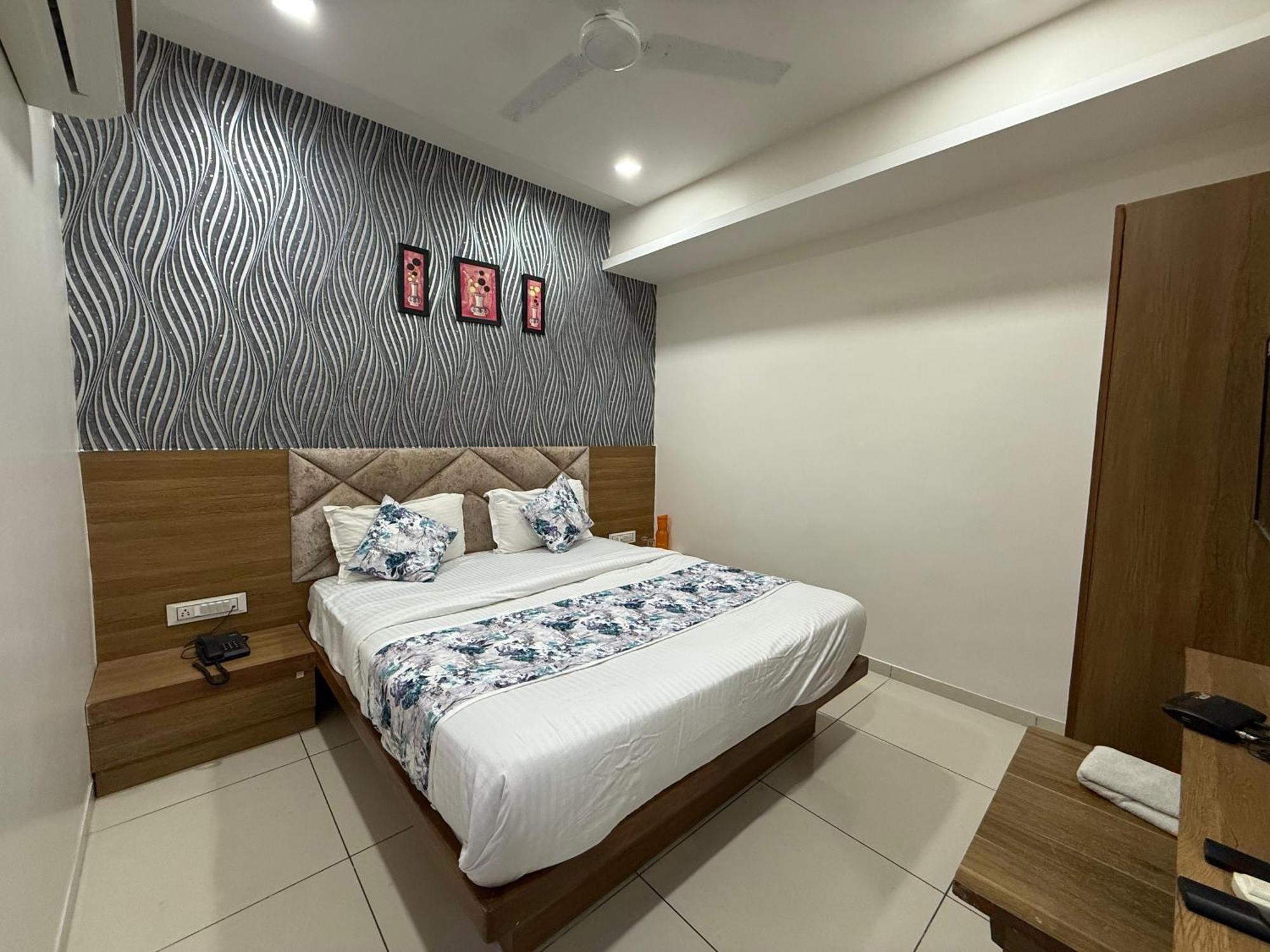 Hotelsuncity Inn Vadodara Esterno foto