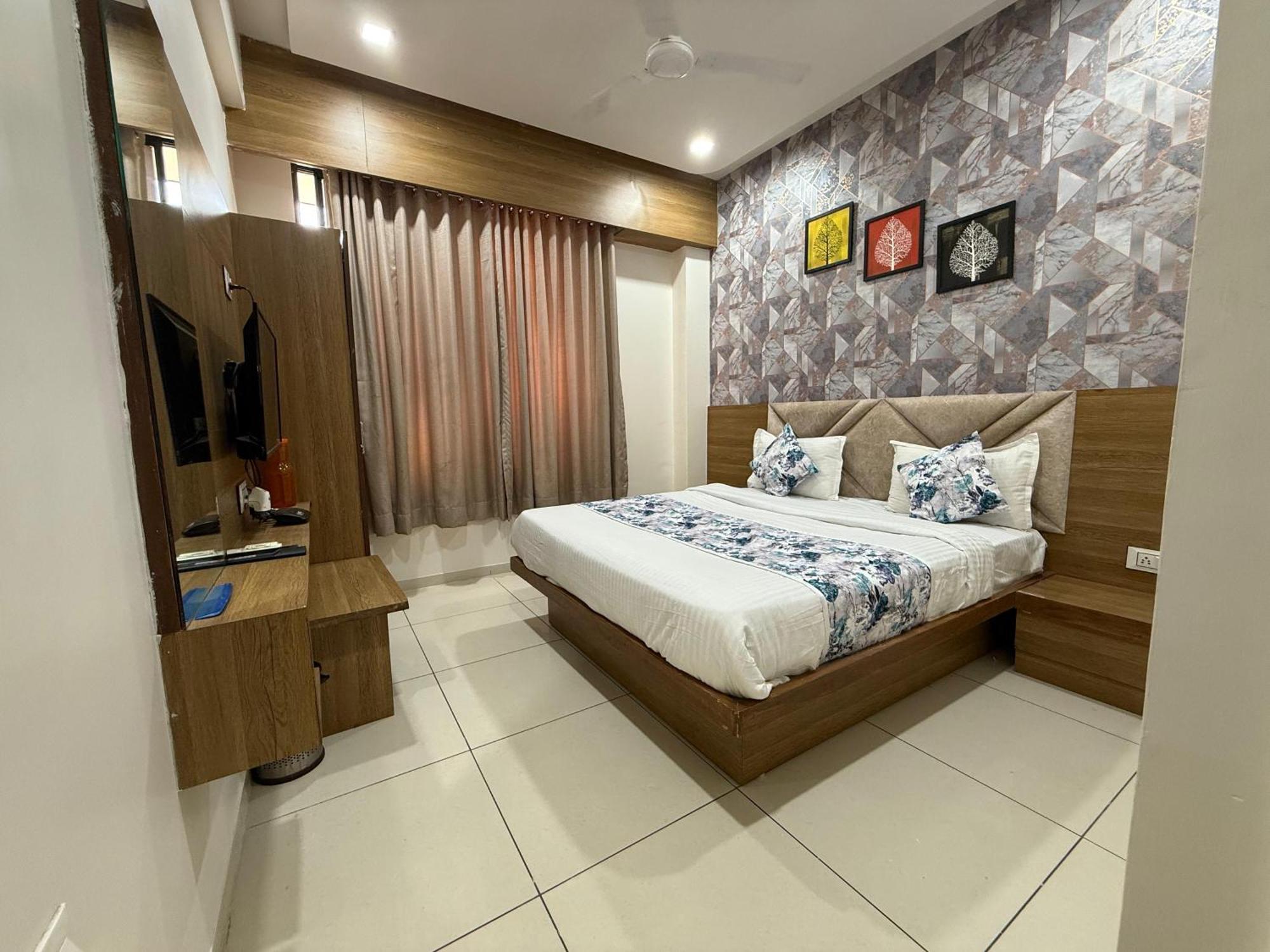Hotelsuncity Inn Vadodara Esterno foto