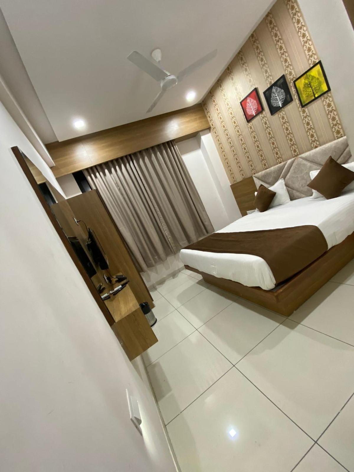 Hotelsuncity Inn Vadodara Esterno foto